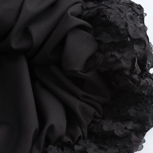 Sexyes schwarzes trägerloses Minikleid mit floralen Spitzendetails und schmaler Taille