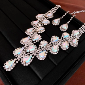 Détail du collier argenté et boucles d'oreilles cristal sur velours noir