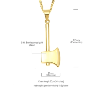 Vue détaillée du pendentif hache en acier inoxydable doré, dimensions 62x20mm