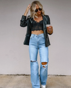 Détail du jean large bleu clair à déchirures pour femme au style tendance