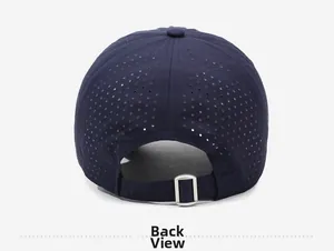 Vista trasera de gorra de béisbol azul oscuro con perforaciones láser y hebilla metálica