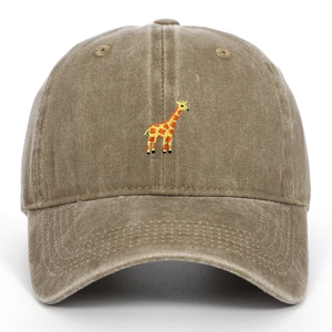 Detail der Giraffen-Stickerei und gewaschener Khaki-Stoffstruktur auf der Baumwollkappe