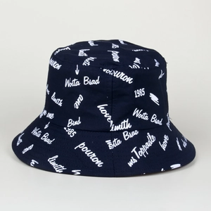 Gros plan d'un chapeau bob en toile bleu marine avec motifs graffiti blancs imprimés