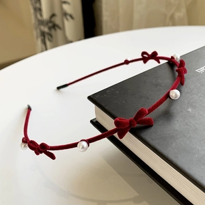 Serre-tête élégant en velours bordeaux avec nœuds et perles blanches pour coiffure chic