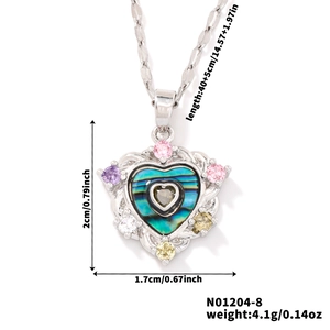 Dettaglio del ciondolo a cuore in argento con intarsio di abalone e zirconi colorati