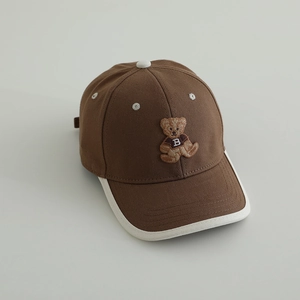 Casquette de baseball marron pour enfants avec broderie d'ours et visière blanche