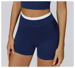Détail du short de yoga bleu marine à taille haute avec bordure contrastée blanche élastique