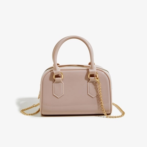 Détail du sac gelée rose avec finition PVC brillante et bandoulière chaîne dorée