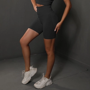 Gros plan du short de yoga noir taille haute sans couture avec maille respirante