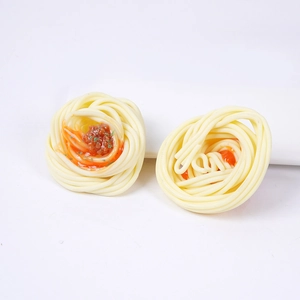 Boucles d'oreilles spaghetti artificielles réalistes avec sauce tomate et herbes