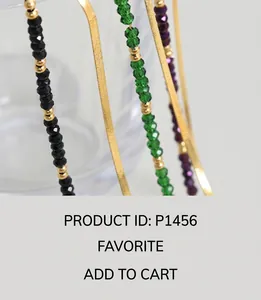 Dettaglio della catena a serpente in oro 18K e set di gioielli con perle di cristallo