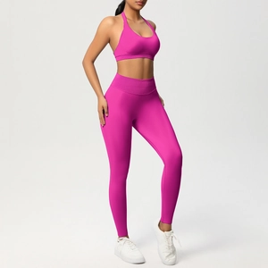 Dettaglio del reggiseno sportivo allacciato al collo e leggings yoga fucsia