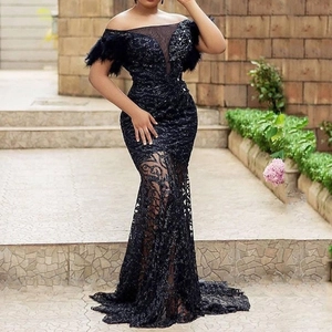 Elegantes schulterfreies Abendkleid mit schwarzen Pailletten Federn und Spitzenbesatz