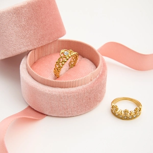 Anello a corona placcato oro 18K con strass in una scatola regalo di velluto rosa