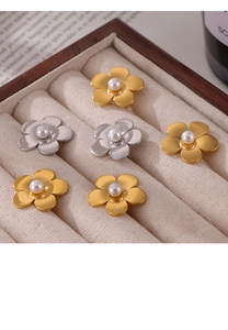 Gros plan de boucles d'oreilles fleur élégantes avec perles dans un écrin à bijoux