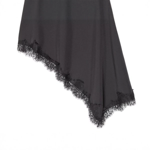 Gonna nera asimmetrica da donna con bordo in pizzo a ciglia elegante e design raffinato