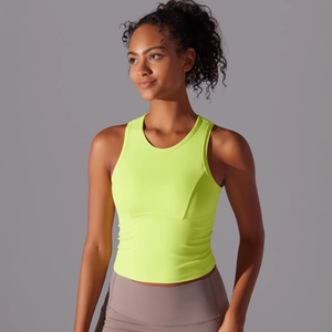 Détail du débardeur de sport vert néon montrant les coutures et la texture respirante