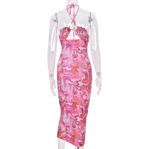 Détail de la robe rose à vagues avec attaches licou et dos nu sexy en gros plan
