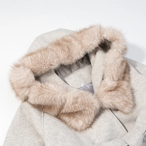 Cappotto grigio chiaro con cappuccio da donna e collo in pelliccia sintetica marrone