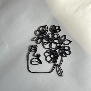 Decorazione per torta minimalista in acrilico nero con arte di linea del viso astratta.