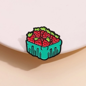 Broche créative en émail avec panier de fraises pour sacs et vêtements de mode