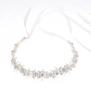 Détail d'un bandeau de mariée argenté avec des perles blanches et des strass étincelants