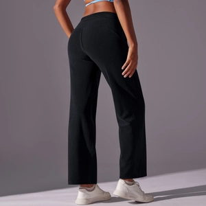 Detalle macro de la textura de pana negra y diseño de cintura alta del pantalón sport