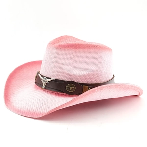 Chapeau de cowboy rose en paille tressée avec bord incurvé et ornement de crâne de buffle