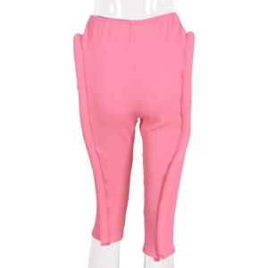 Gros plan sur le tissu gaufré rose d'un pantalon court décontracté pour femmes