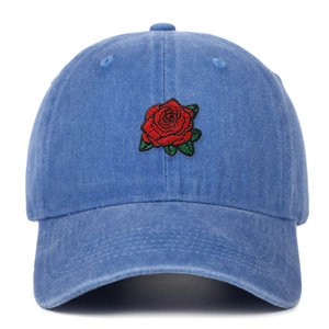 Primer plano de una gorra de béisbol de algodón lavado azul con bordado de rosa roja frontal