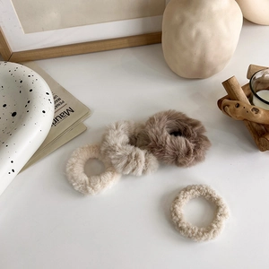 Dettaglio di elastici in peluche e pile nei toni del marrone caldo per l'autunno e l'inverno