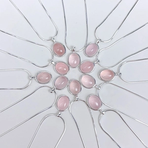 S925 Sterling Silber Halskette mit rosa Chalcedon Anhängern auf weißem Hintergrund