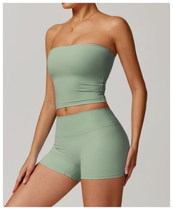 Détail du haut de sport bustier vert sauge extensible et du short de fitness assorti