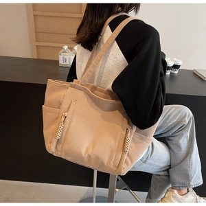Detail der khakifarbenen Cord-Tasche mit Seitentasche und strukturierter Textur