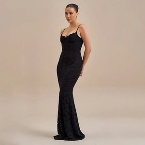Détail d'une robe de soirée élégante en dentelle noire avec une coupe sirène ajustée