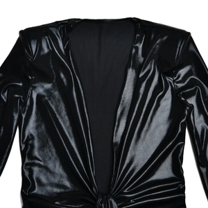 Détail du haut noir brillant avec décolleté en V et nœud central au fini métallisé