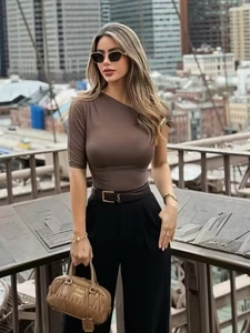 Women's brown one-shoulder pleated slim T-shirt paired with high-waist pants