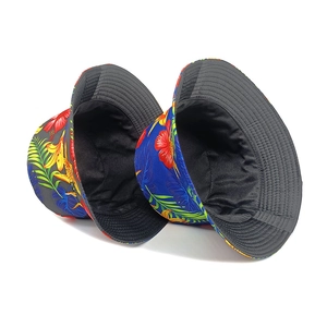 Cappello a secchiello reversibile con stampa floreale tropicale e lato nero solido