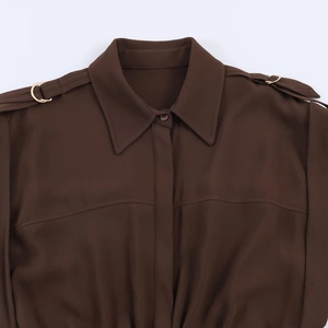Dunkelbraunes Hemdkleid mit spitzem Kragen und Schulterklappen mit goldener Metallschnalle