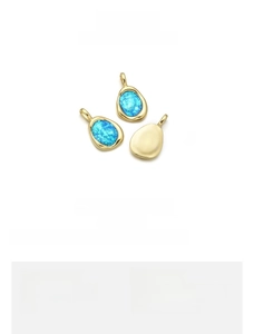 Detailansicht des 13x22mm Opal-Anhängers in unregelmäßiger Form mit 18K Vergoldung