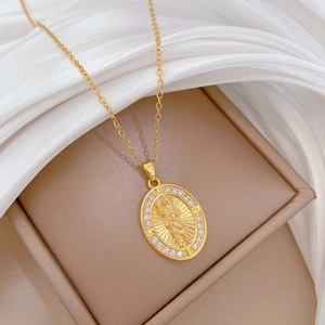 Elegante collana con ritratto ovale d'oro con bordo in zirconi su fondo di raso