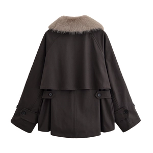 Trench coat marrone scuro con collo in pelliccia grigia rimovibile e dettaglio mantella