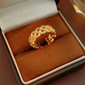 Dettaglio dell'anello placcato oro 18 carati con zirconi in scatola di velluto marrone