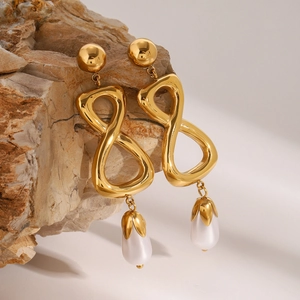 Boucles d'oreilles infini dorées avec perles blanches en forme de goutte d'eau