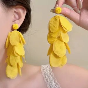 Détails des boucles d'oreilles à pompon pétale en tulle jaune avec clou perlé