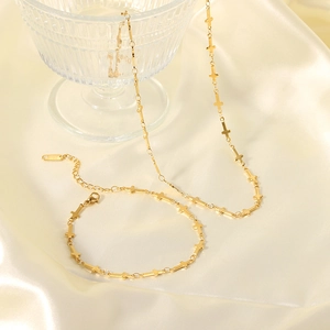 Ensemble collier et bracelet avec croix en acier inoxydable plaqué or 18 carats sur soie