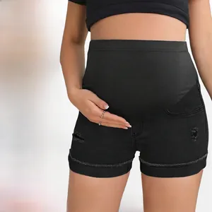Dettaglio del supporto addominale traspirante e tasca finta su pantaloncini premaman