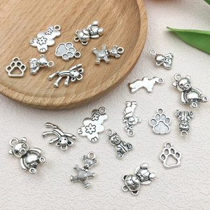 Antik-silberne Bären und Pfoten Anhänger Set auf Holztablett für DIY-Schmuck