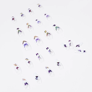 Unghie finte ballerina con motivi a farfalla colorati su punte trasparenti a trapezio lungo