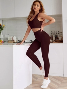 Dettaglio della trama a coste del set yoga marrone con crop top e leggings a vita alta
